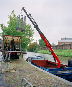 840755 Afbeelding van de Bierboot die geladen wordt met containers met dranken aan de Wittevrouwensingel te Utrecht; ...